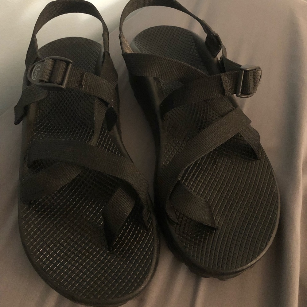 Men’s size 11 black chacos.